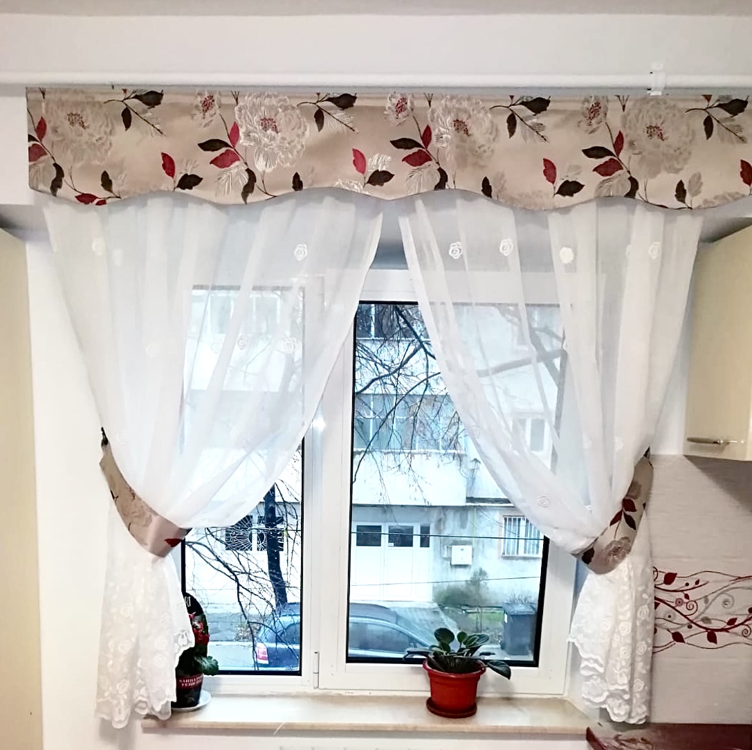 Perdea albă cu model floral într-o bucătărie