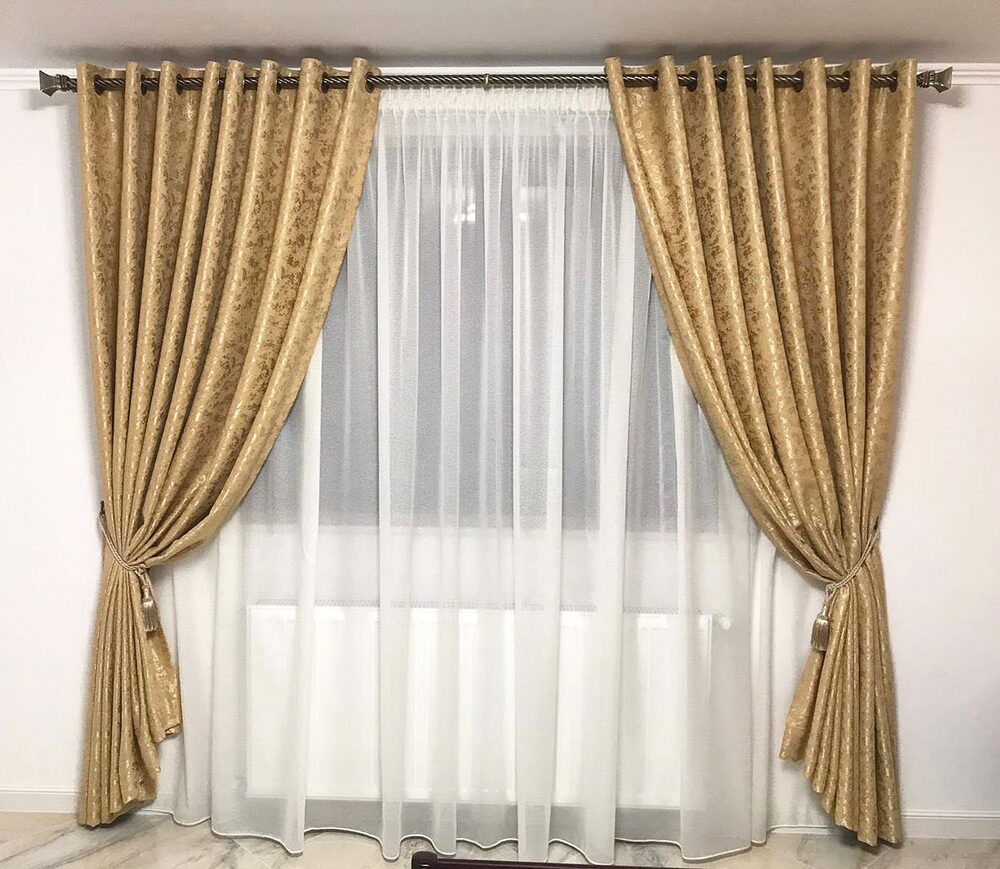 Draperie aurie cu voal alb