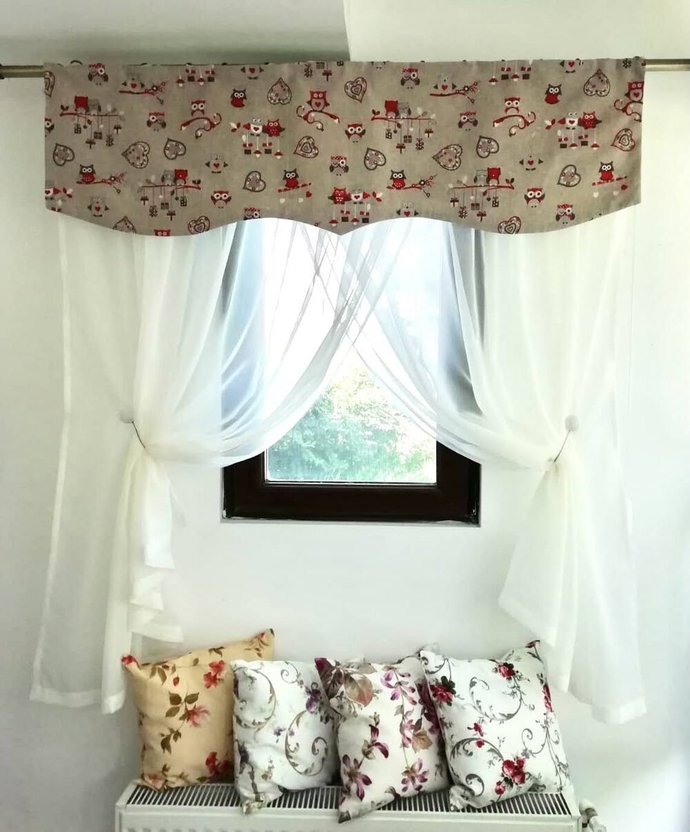 Draperie cu model bufnițe și perne florale