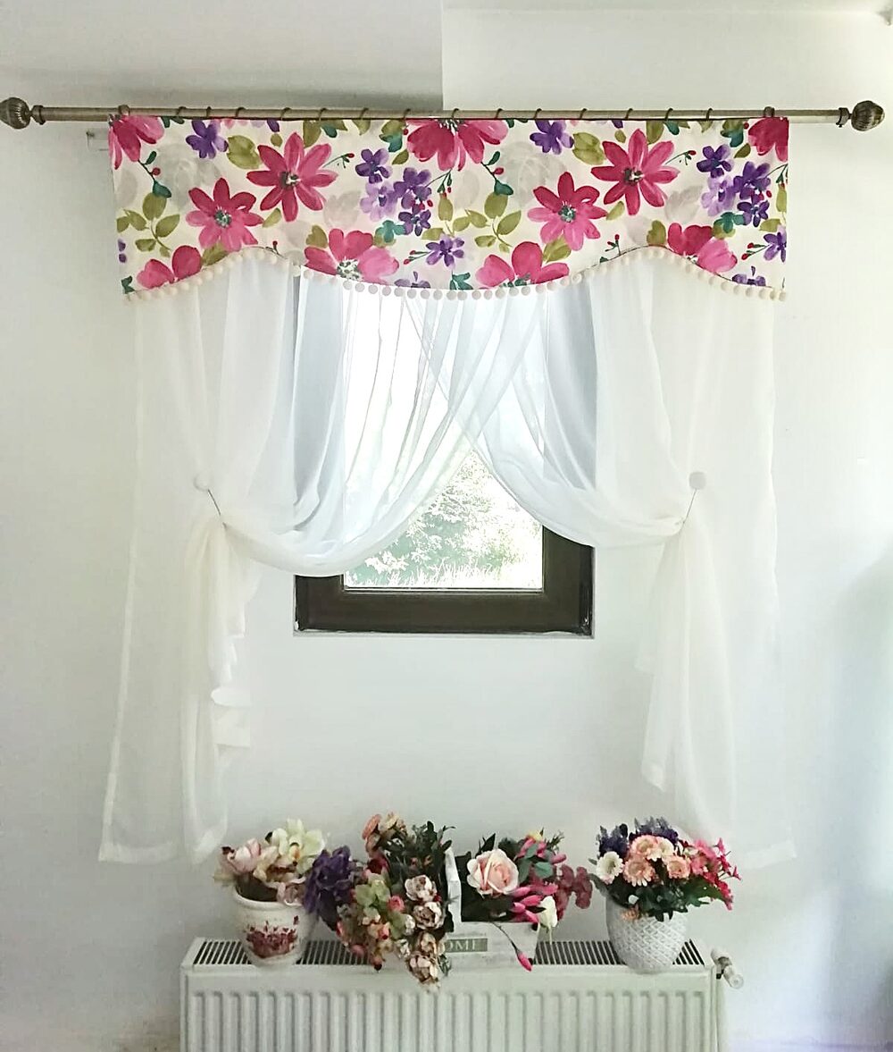 Draperie florală cu voal alb