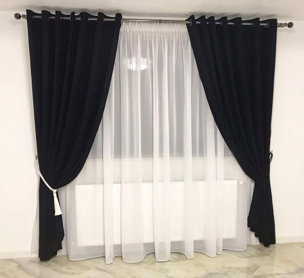 Draperie neagră cu voal alb și ciucure