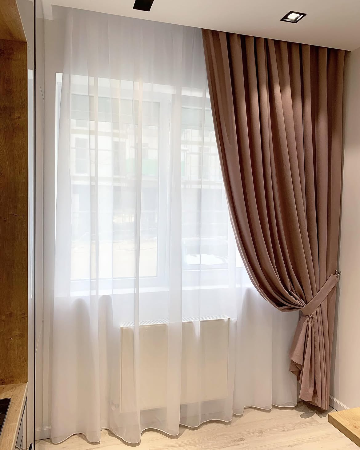 Draperie roz cu voal alb legată