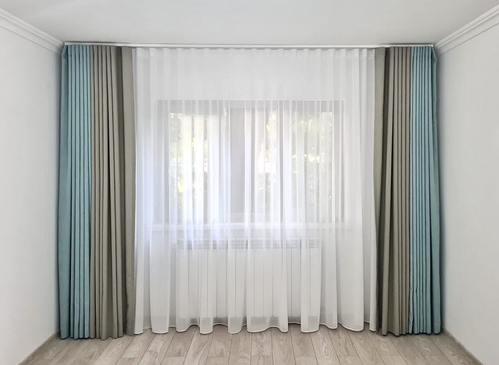 Draperie turcoaz și bej cu voal alb, șină tavan