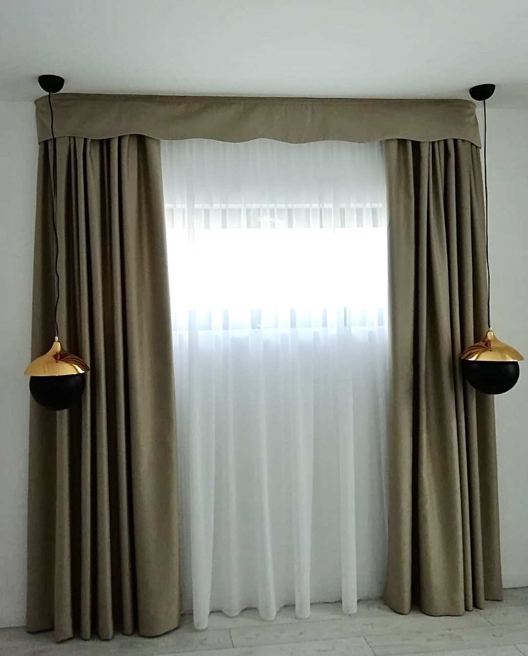 Draperii bej cu voal alb și volan decorativ
