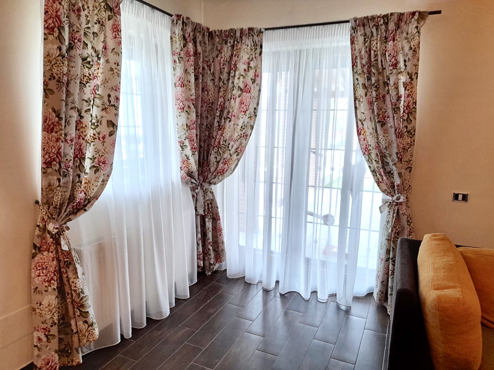 Draperii florale cu voal alb în living