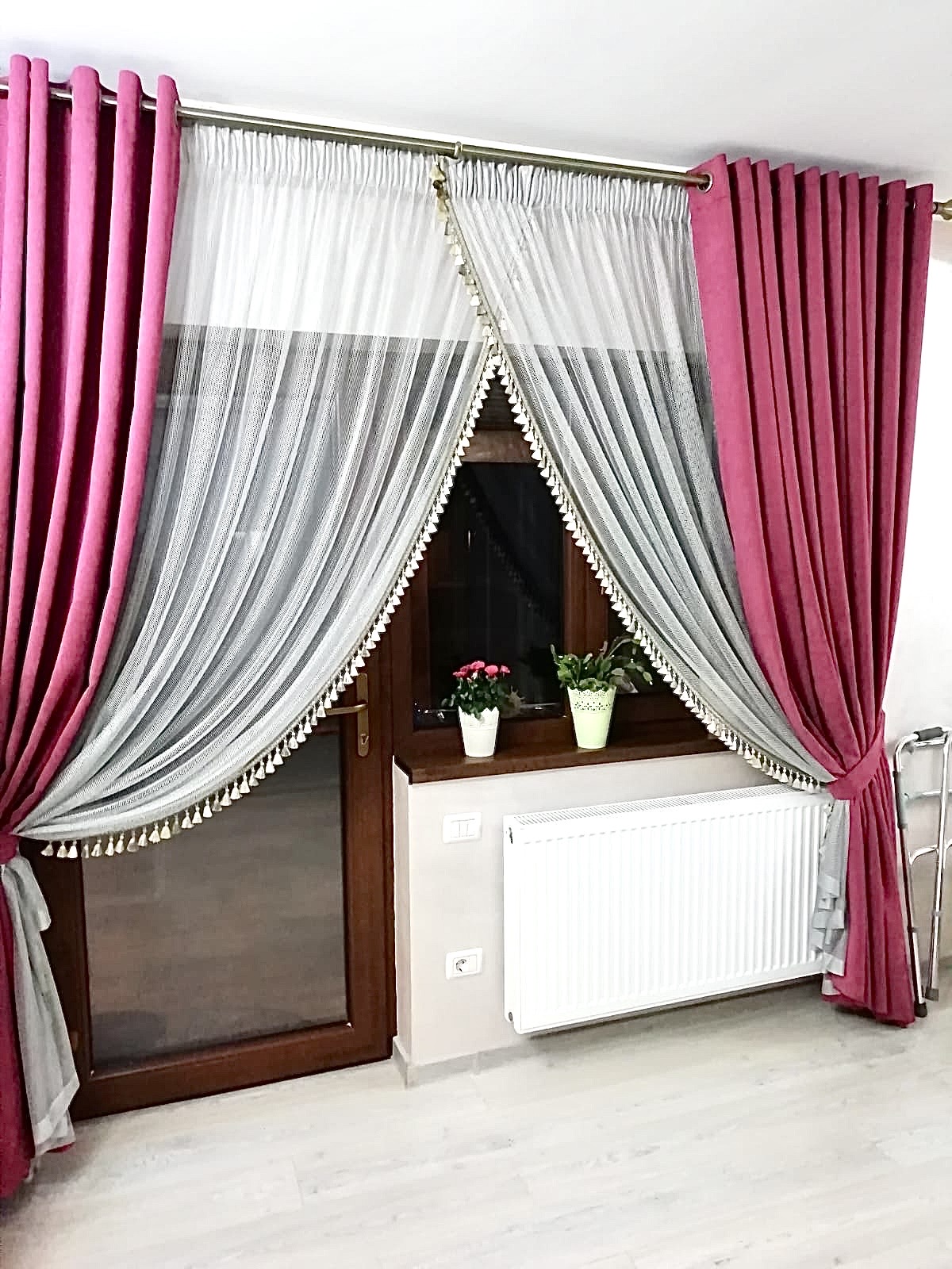 Draperii roz și voal gri cu ciucuri decorativi