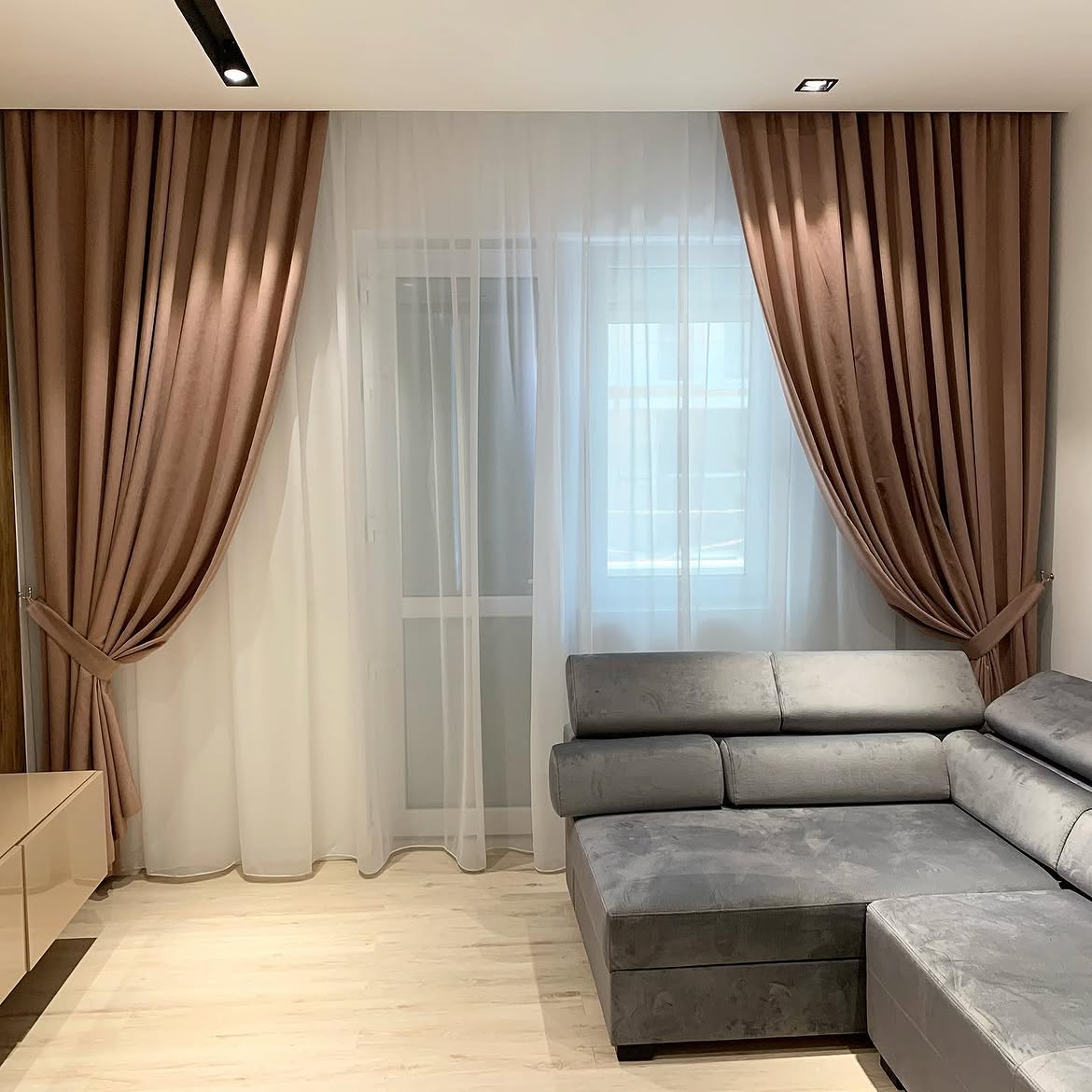 Draperie maro living cu canapea gri