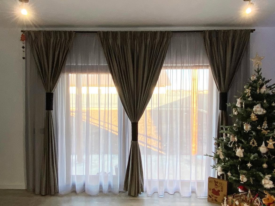 Draperie maro cu voal alb, living cu brad de Crăciun