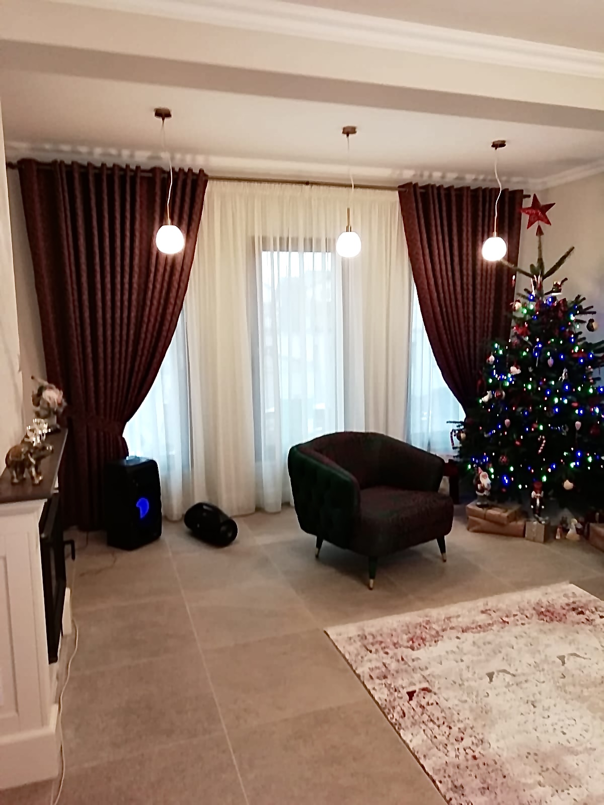 Draperii bordo și voal alb în living