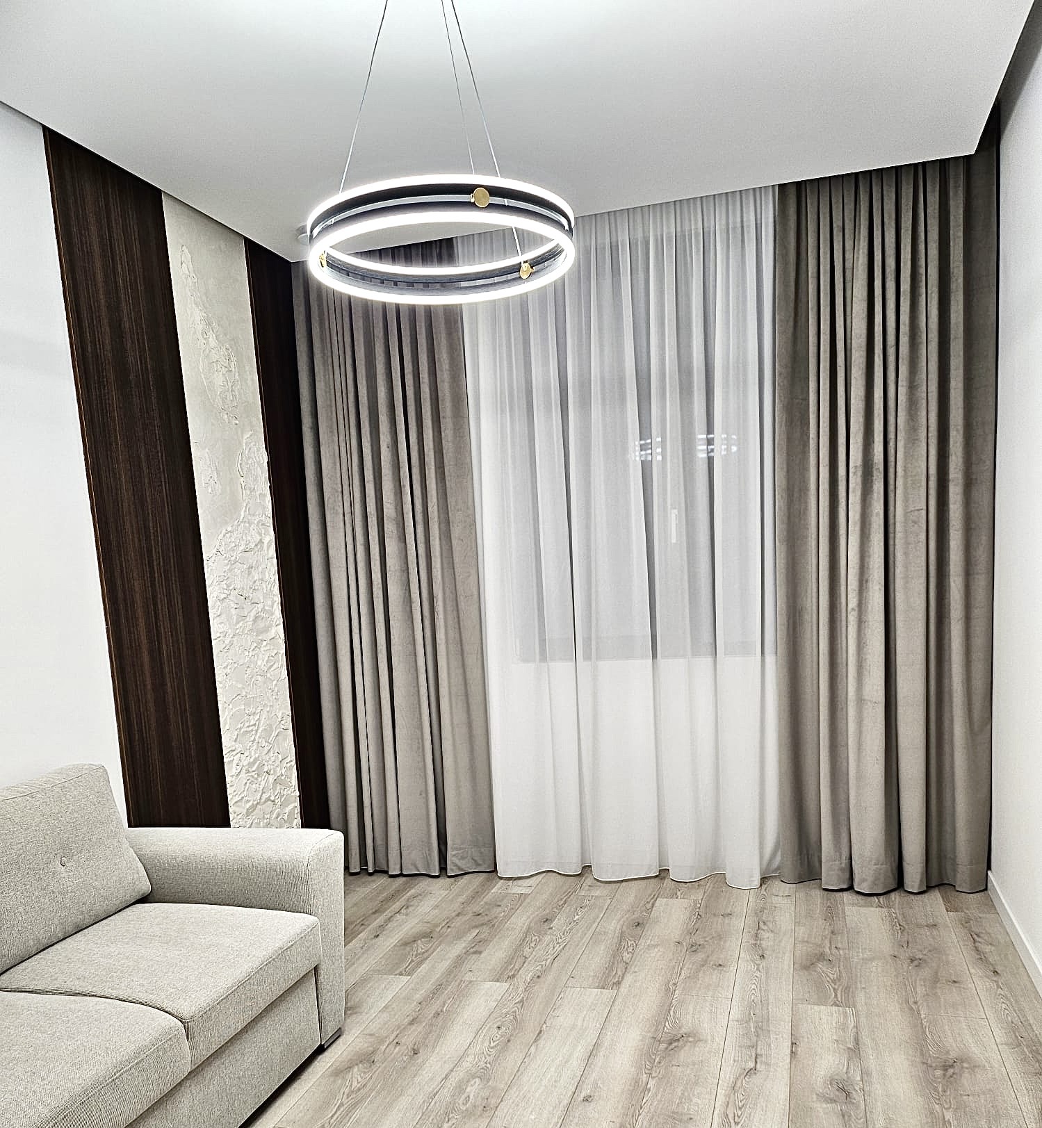 Draperii gri și voal alb într-un living modern