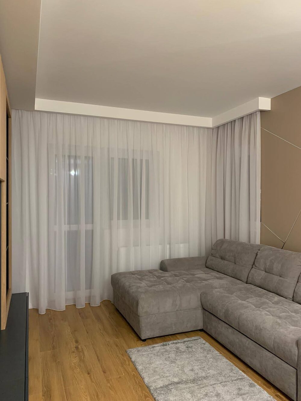 Voal alb cu banda LED, living cu canapea gri